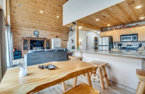 Piney Flats Casa | The Hideaway Cabin-Piney Flats- Tri-Cities- Bristol Motor Speedway