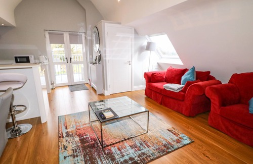 Magherafelt Cabaña | THE HIDEAWAY, character holiday cottage, with hot tub in Moneymore