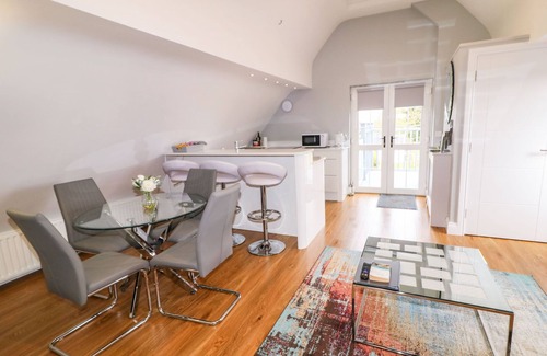 Magherafelt Cabaña | THE HIDEAWAY, character holiday cottage, with hot tub in Moneymore