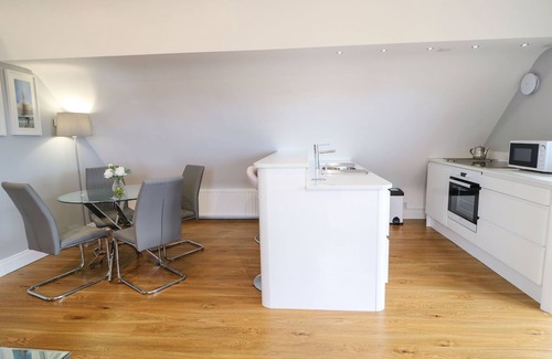 Magherafelt Cabaña | THE HIDEAWAY, character holiday cottage, with hot tub in Moneymore