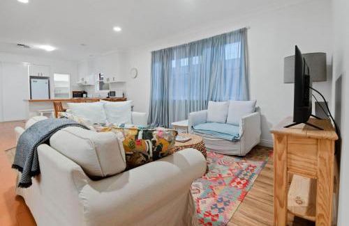 Wagga Wagga Casa | The Hideaway - Charming Cottage, Entertaining Area