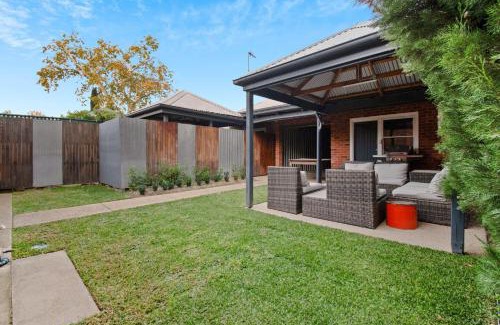 Wagga Wagga Casa | The Hideaway - Charming Cottage, Entertaining Area