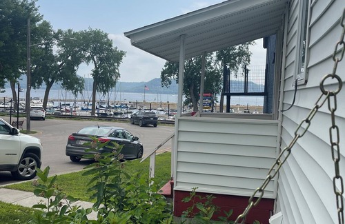 Pepin Apartamento | The Hideaway - Cozy 1 bedroom apartment with outdoor porch and firepit