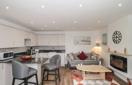 Lympsham Cabaña | THE HIDEAWAY, pet friendly, with hot tub in Brean