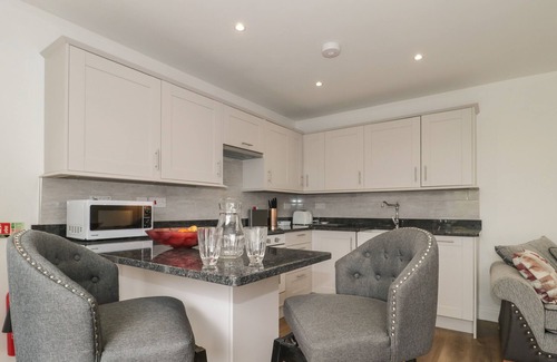 Lympsham Cabaña | THE HIDEAWAY, pet friendly, with hot tub in Brean