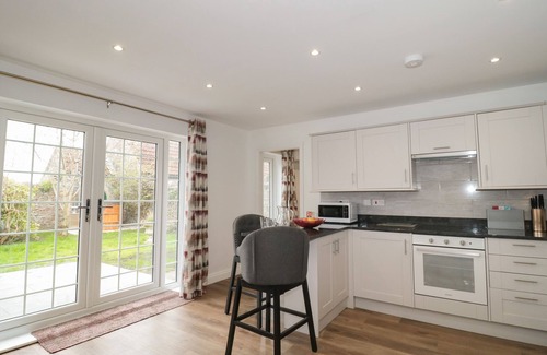 Lympsham Cabaña | THE HIDEAWAY, pet friendly, with hot tub in Brean