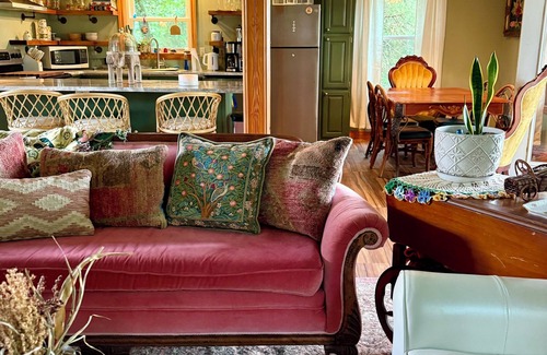 Eureka Springs Casa | The Hideaway House at The Bluebird - 3 bed/4 bath, pet friendly, hot tub!