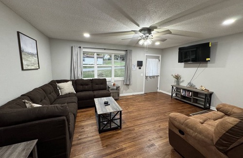 Thayer Casa | The Hideaway House is a newly remodeled 3 bed 1 bath with cozy and calm living!