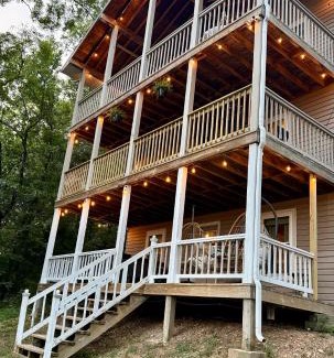 Eureka Springs Casa | The Hideaway House at The Bluebird