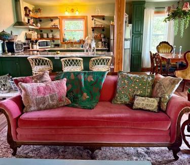 Eureka Springs Casa | The Hideaway House at The Bluebird