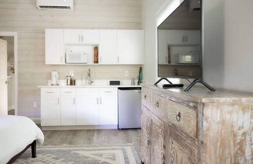 Estate Hull Cabaña | The Hideaway Hull Bay Cottage 6