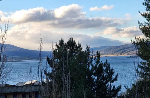 Jindabyne Apartamento | The Hideaway - Lake Views I Ski & Bike Storage I Central Jindabyne I Free WiFi I BBQ I Parking