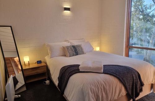 Jindabyne Apartamento | The Hideaway - Lake Views I Ski & Bike Storage I Central Jindabyne I Free WiFi I BBQ I Parking