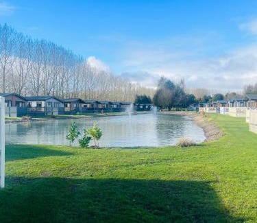 Allerthorpe Casa | The Hideaway Lodge with Hot Tub