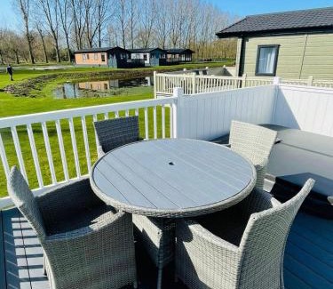 Allerthorpe Casa | The Hideaway Lodge with Hot Tub