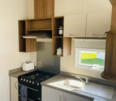 Allerthorpe Casa | The Hideaway Lodge with Hot Tub