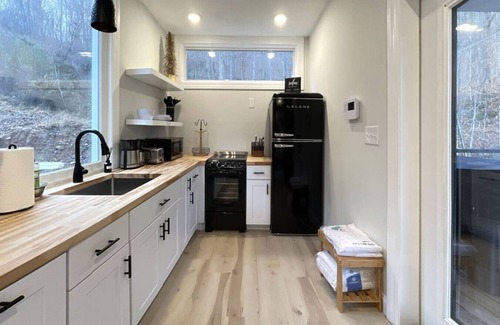 Hurricane Apartamento | The Hideaway on Tacketts Shipping Container