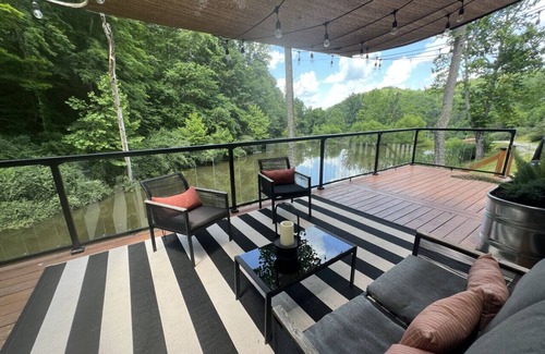 Hurricane Apartamento | The Hideaway on Tacketts Shipping Container