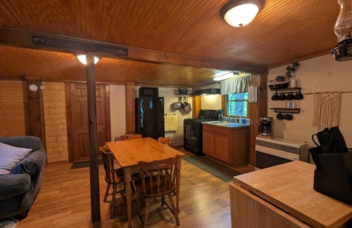 Hays Cabina | The Hideaway