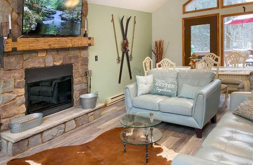 Lake Ariel Casa | The Hideout Cottage with Access to Lakes and Ski Slope