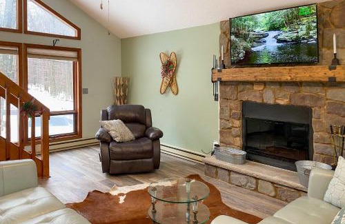Lake Ariel Casa | The Hideout Cottage with Access to Lakes and Ski Slope