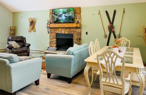 Lake Ariel Casa | The Hideout Cottage with Access to Lakes and Ski Slope