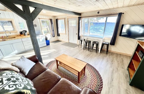 Burnham Cabina | The Hideout - Just Steps to the Beach!
