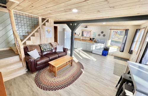 Burnham Cabina | The Hideout - Just Steps to the Beach!