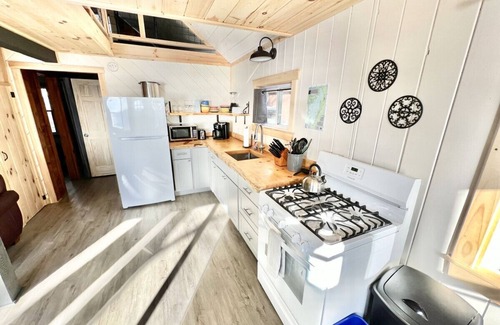 Burnham Cabina | The Hideout - Just Steps to the Beach!