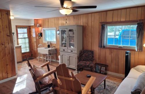 Higgins Lake Casa | The Higgins Lake Hideaway - Super Cute!