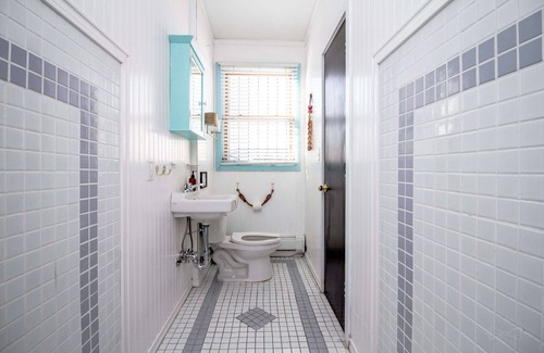 Queens Condominio | The High Tide #9 One Bedroom Suite With Kitchen Hotel Room by Redawning