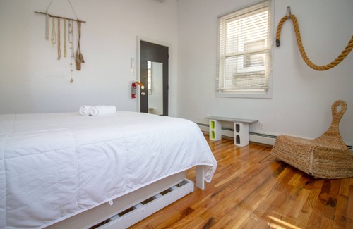 Queens Condominio | The High Tide #9 One Bedroom Suite With Kitchen Hotel Room by Redawning