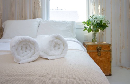Queens Condominio | The High Tide Studio #1 Studio Bedroom Hotel Room by Redawning
