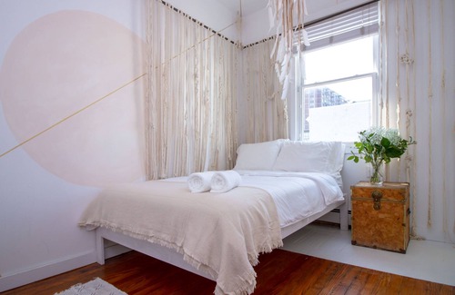 Queens Condominio | The High Tide Studio #1 Studio Bedroom Hotel Room by Redawning