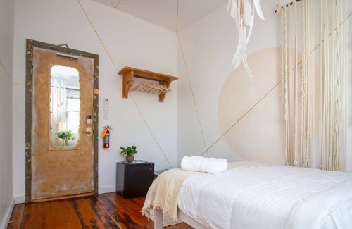 Queens Condominio | The High Tide Studio #1 Studio Bedroom Hotel Room by Redawning