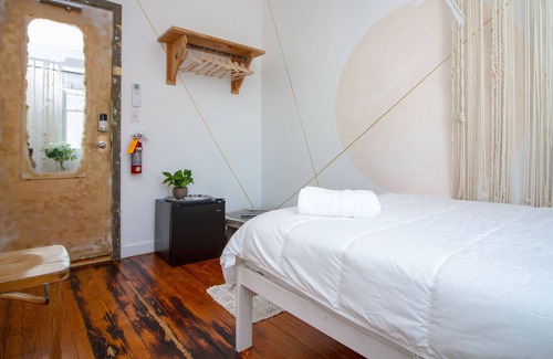 Queens Condominio | The High Tide Studio #1 Studio Bedroom Hotel Room by Redawning