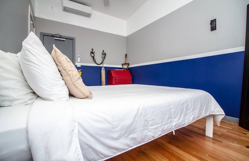 Queens Condominio | The High Tide Two Bedroom Suite #8 Hotel Room by RedAwning
