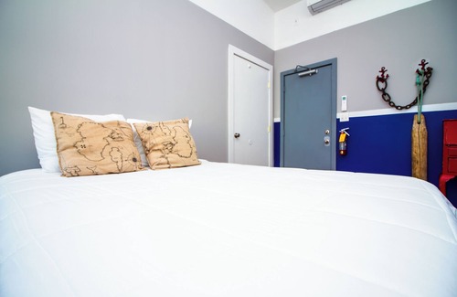 Queens Condominio | The High Tide Two Bedroom Suite #8 Hotel Room by RedAwning