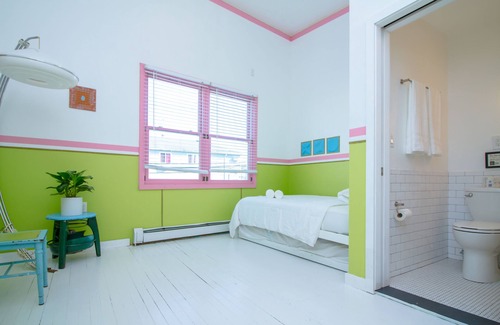 Queens Condominio | The High Tide Two Bedroom Suite #8 Hotel Room by RedAwning