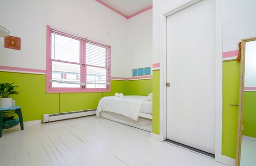 Queens Condominio | The High Tide Two Bedroom Suite #8 Hotel Room by RedAwning