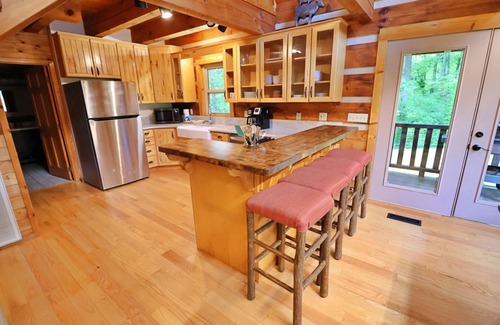 Cherokee Cabina | The Highland: Firepit, Loft Patio, Panoramic Views, Pet friendly, Gas Fireplace, Full Kitchen