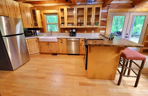 Cherokee Cabina | The Highland: Firepit, Loft Patio, Panoramic Views, Pet friendly, Gas Fireplace, Full Kitchen