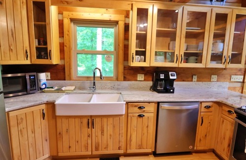 Cherokee Cabina | The Highland: Firepit, Loft Patio, Panoramic Views, Pet friendly, Gas Fireplace, Full Kitchen