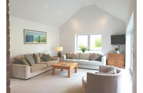 Newmarket Casa | The Highlands - 5 bed 5 bath - Huge Sociable House
