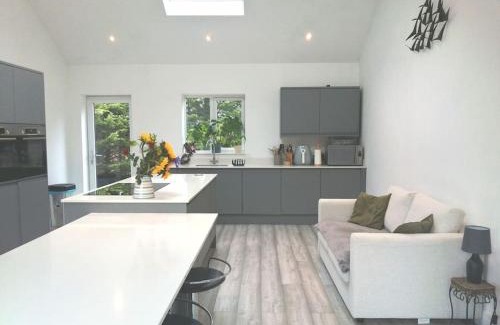 Newmarket Casa | The Highlands - 5 bed 5 bath - Huge Sociable House