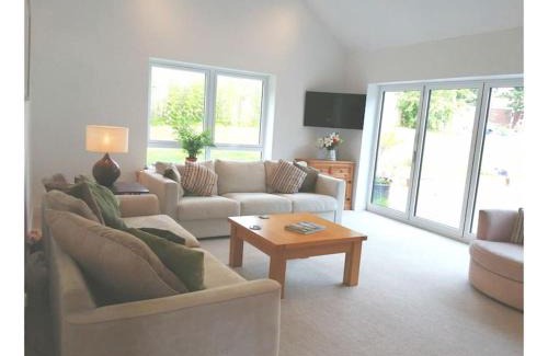 Newmarket Casa | The Highlands - 5 bed 5 bath - Huge Sociable House