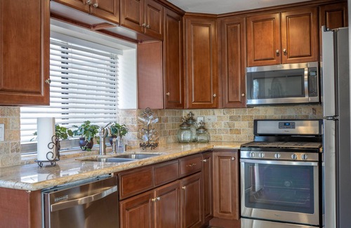 Lancaster Casa | The Highlight of West Lancaster - 1-3 miles from the Fwy, Parks, and Restaurants