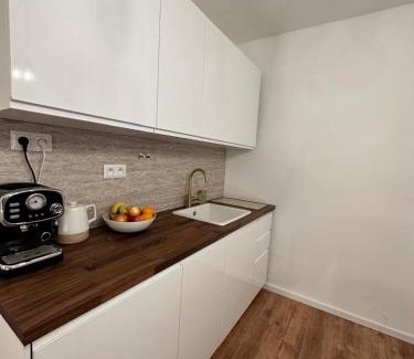 Old Town Apartamento | The Hill Studio - Free Parking & Walk to Old Town