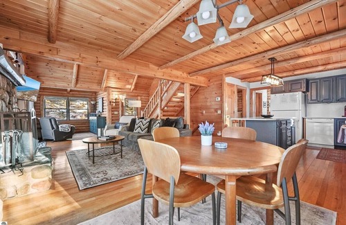 Beulah Cabina | The Hillside Hideaway at Crystal Lake - Gorgeous with Great Outdoor Deck and Spa!