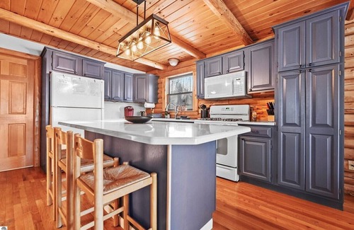 Beulah Cabina | The Hillside Hideaway at Crystal Lake - Gorgeous with Great Outdoor Deck and Spa!